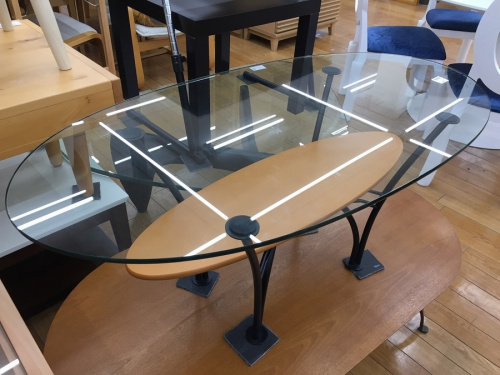 生活家具のテーブル