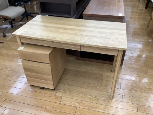 家具のテーブル