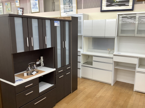 ダイニングテーブルの食器棚