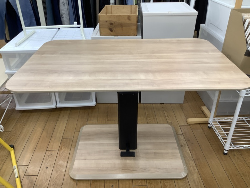 家具のテーブル