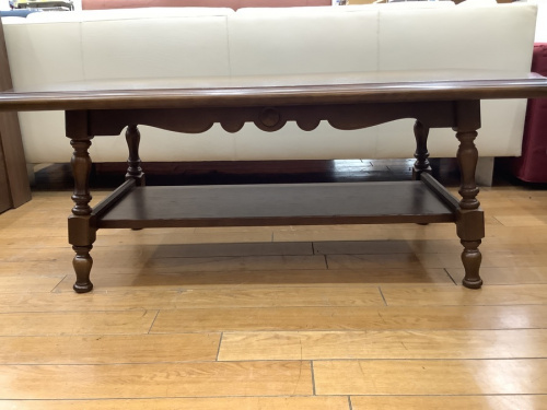 センターテーブルのリビングチェア