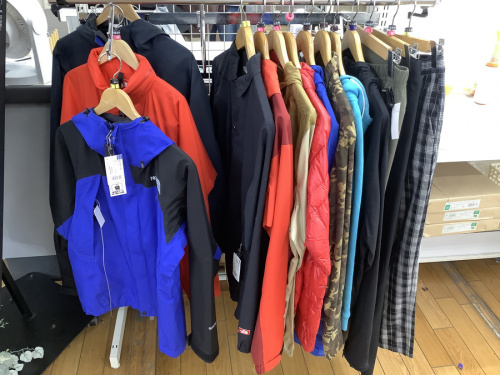 マウンテンパーカーのキャンプロゴコーチジャケット
