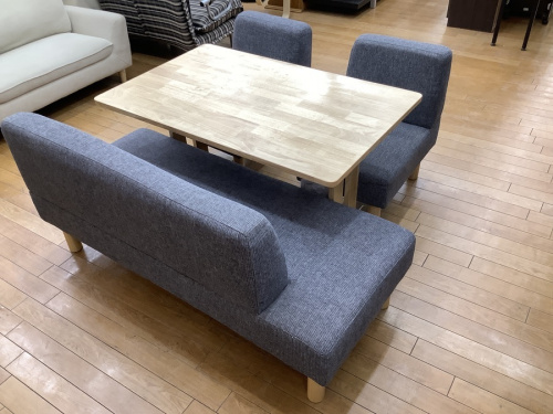 生活家具のテーブル