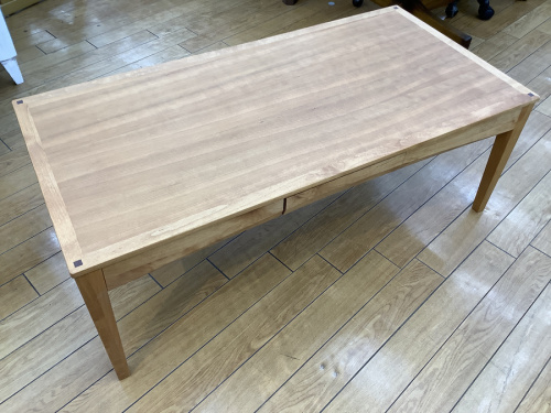 生活家具のテーブル