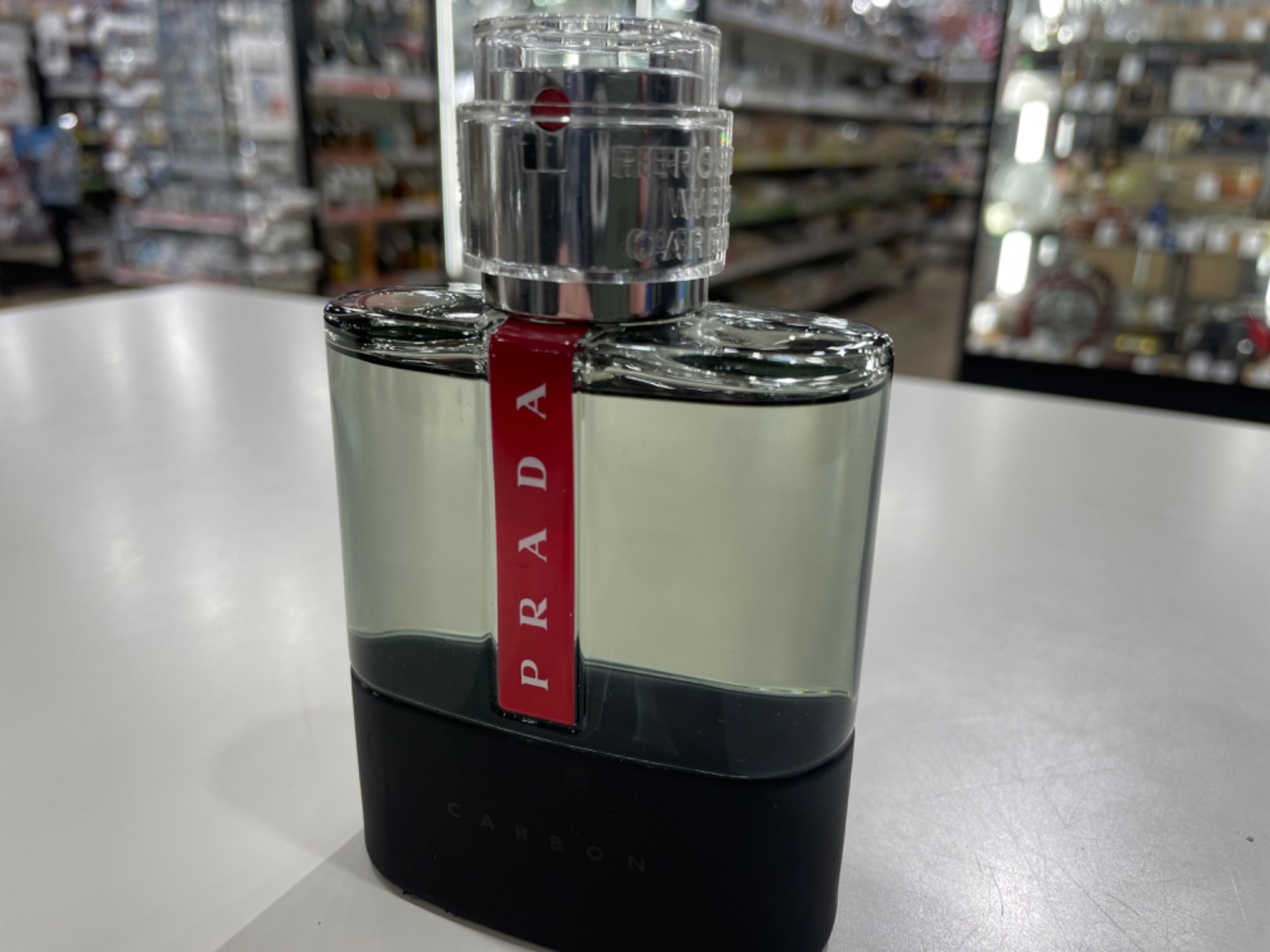 すれ違う人が思わず振り返る!!?上品な香りが漂うPRADA(プラダ)の