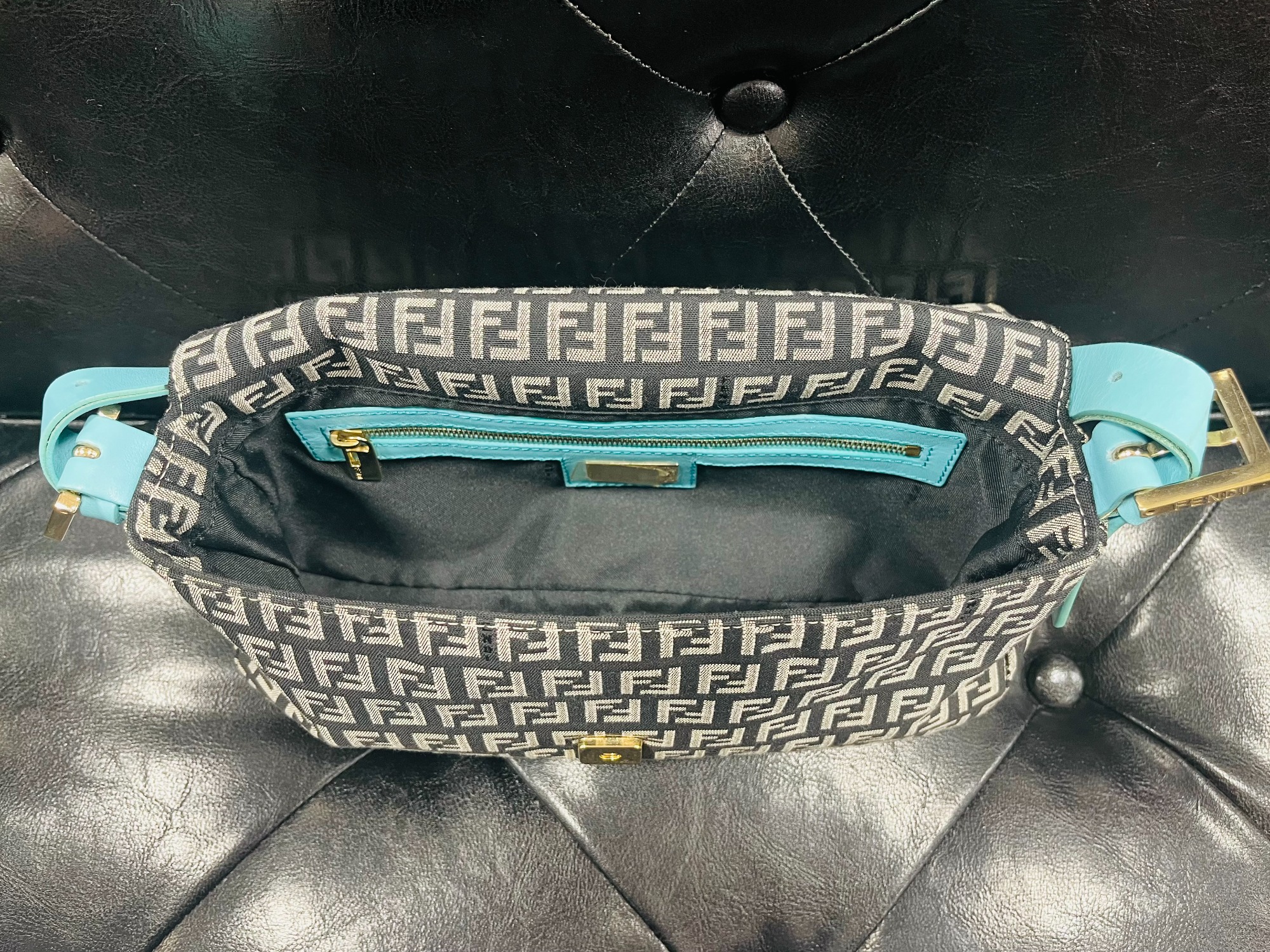 ✨未使用✨付属品付✨FENDI 長財布　ズッキーノ　FF柄　マンマバケット 本物】フェンディ y2k マンマバケットバッグ 三日月型 FF