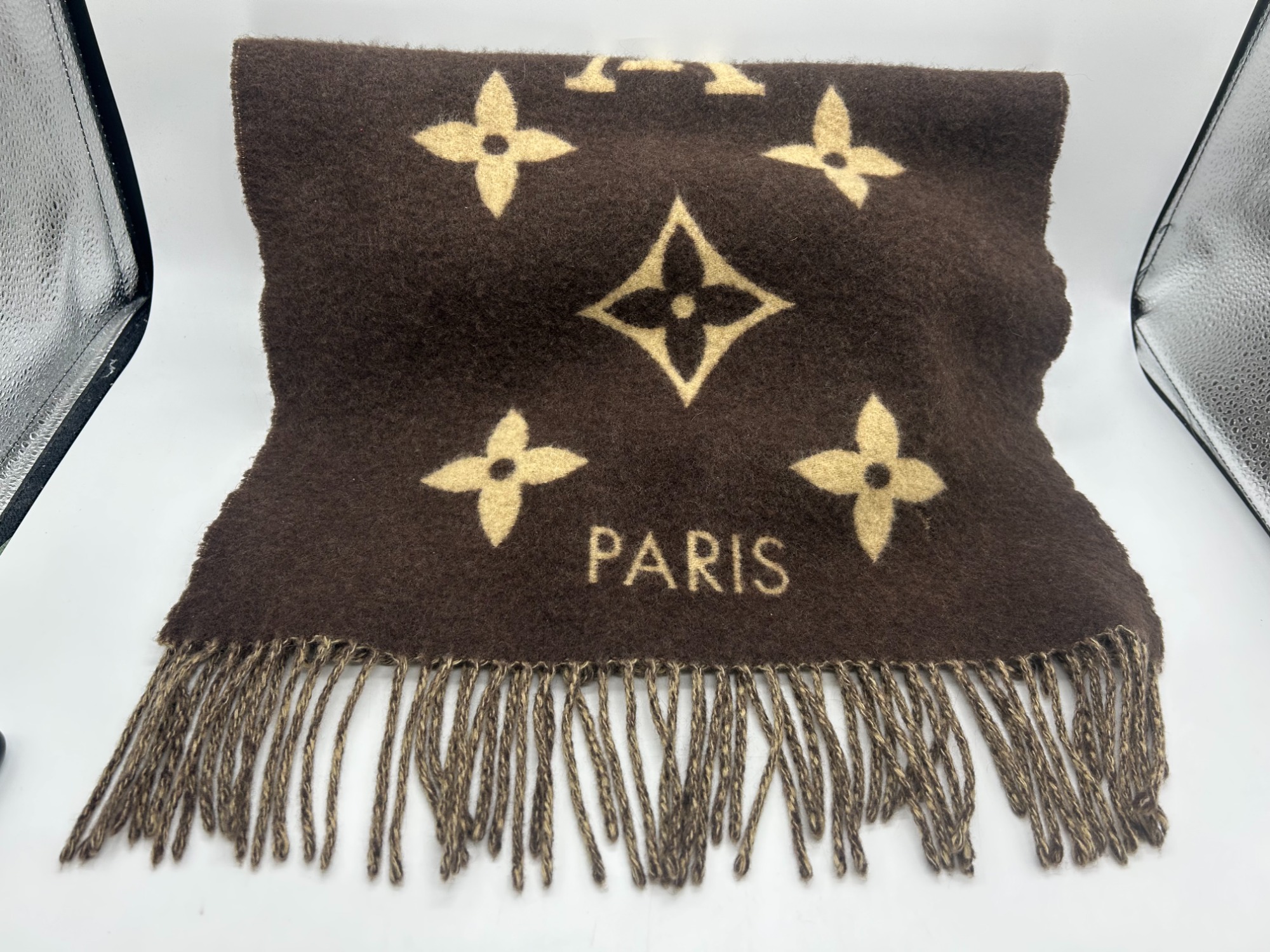 新入荷情報！【LOUIS VUITTON のエシャルプ・レイキャビック】の