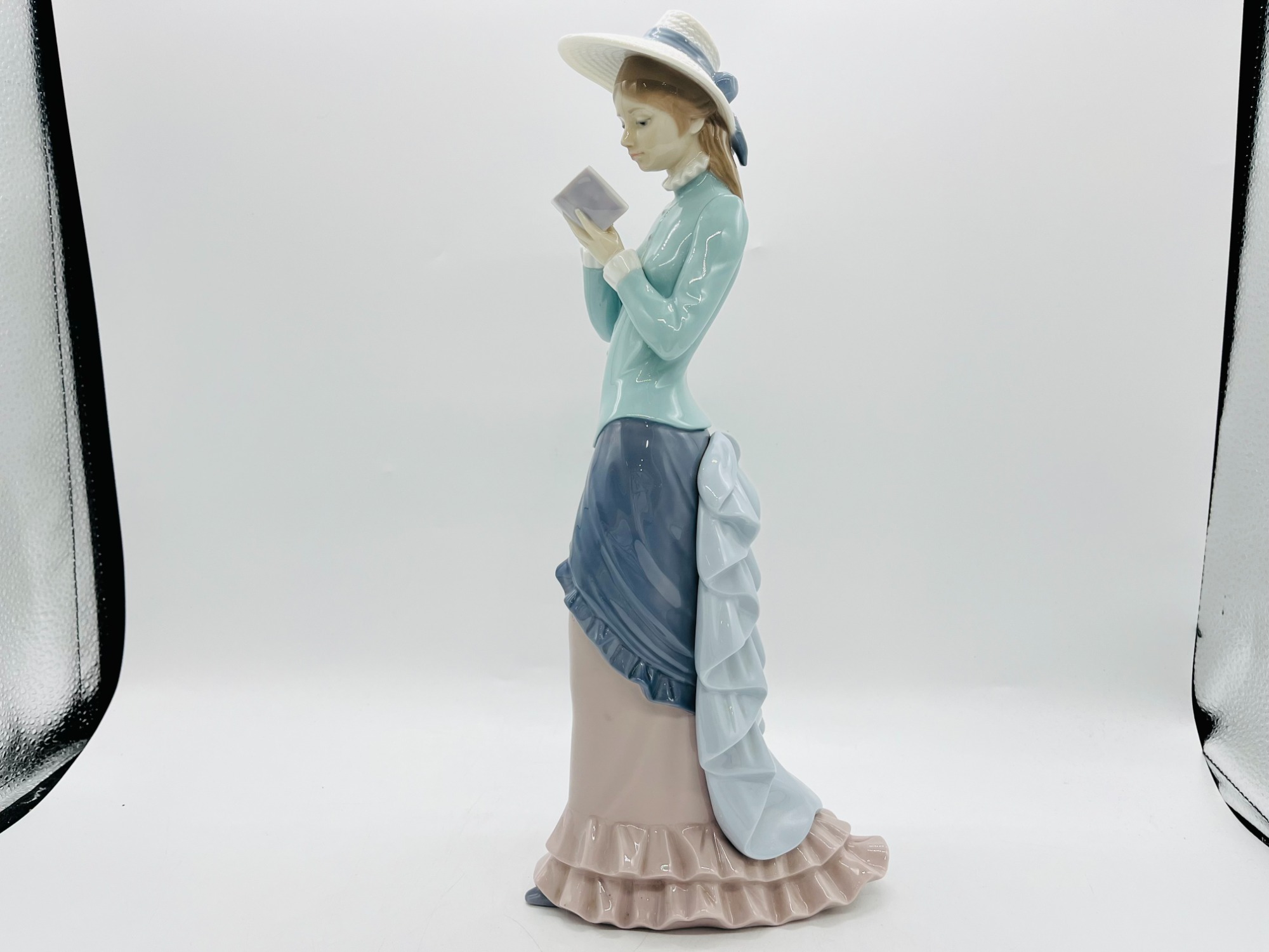 ＧＷスペシャル価格！★価格見直しました！美品リヤドロ　NAOの貴婦人フィギュリン GWスペシャル価格！☆価格見直しました！美品リヤドロ NAOの