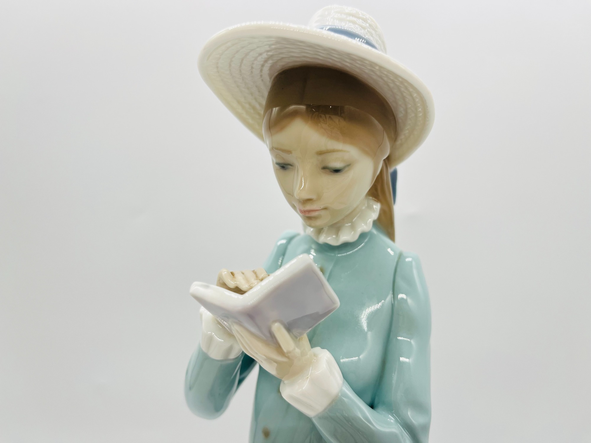 ＧＷスペシャル価格！★価格見直しました！美品リヤドロ　NAOの貴婦人フィギュリン GWスペシャル価格！☆価格見直しました！美品リヤドロ NAOの