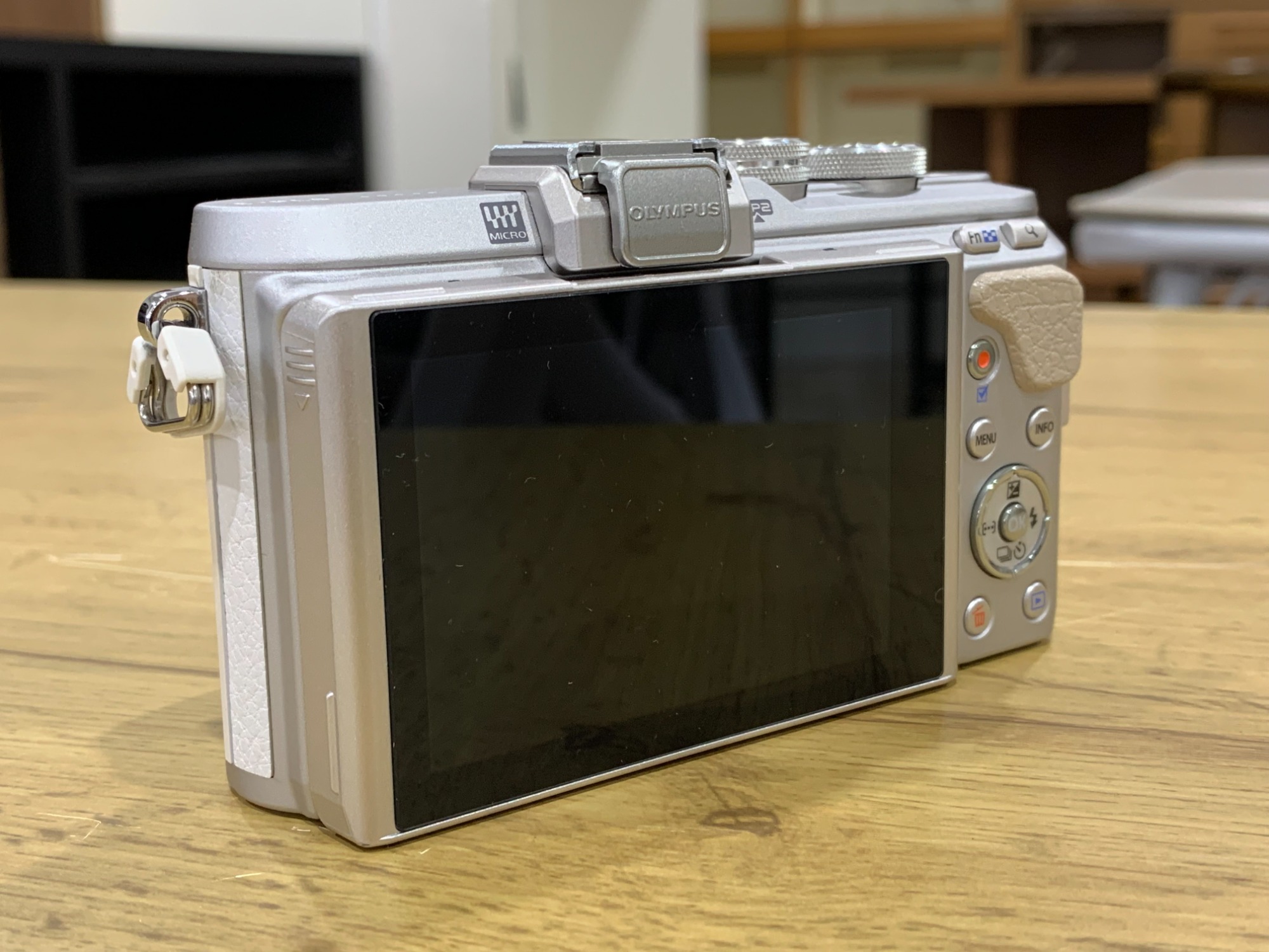 OLYMPUS (オリンパス) ミラーレス一眼カメラ E-PL8 が買取入荷致しまし