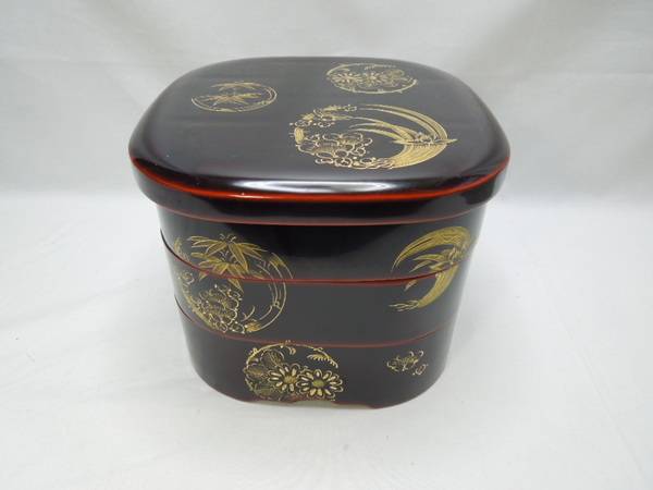 菊華堂の三段重箱（会津塗り 孔雀屋利吉作）が入荷致しました