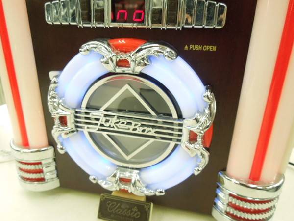 鮮やかなネオンライトのアメリカンテイストなJUKE BOXが入荷致しました