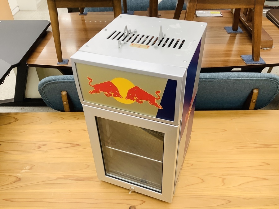 RED BULL（レッドブル）のショーケース型ミニ冷蔵庫、入荷致しました