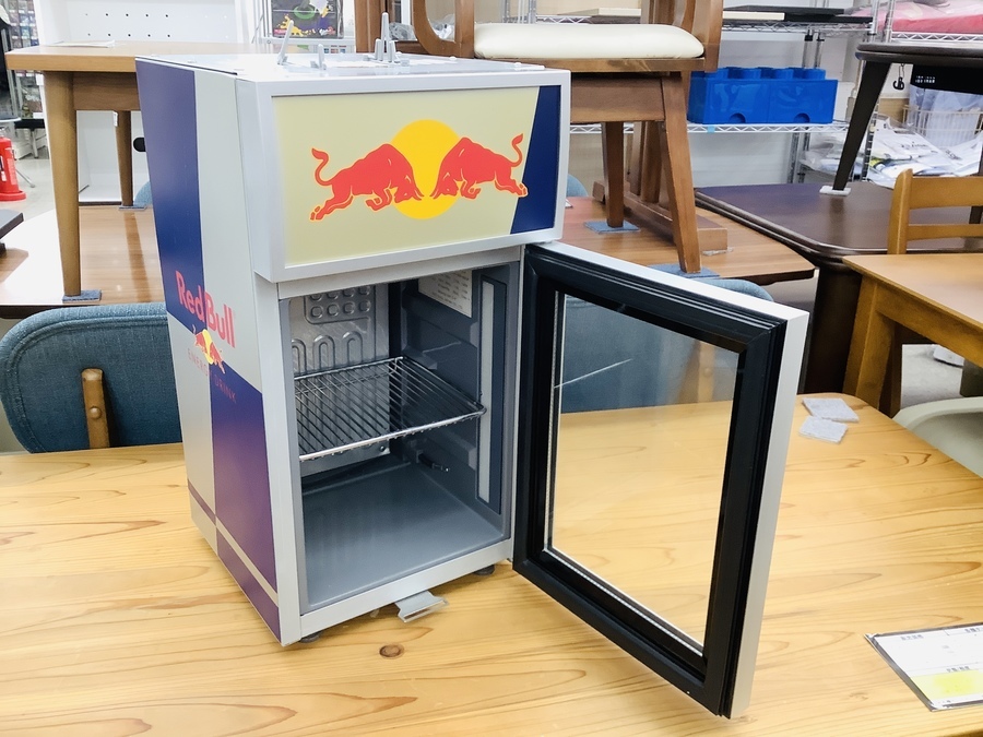 RED BULL（レッドブル）のショーケース型ミニ冷蔵庫、入荷致しました