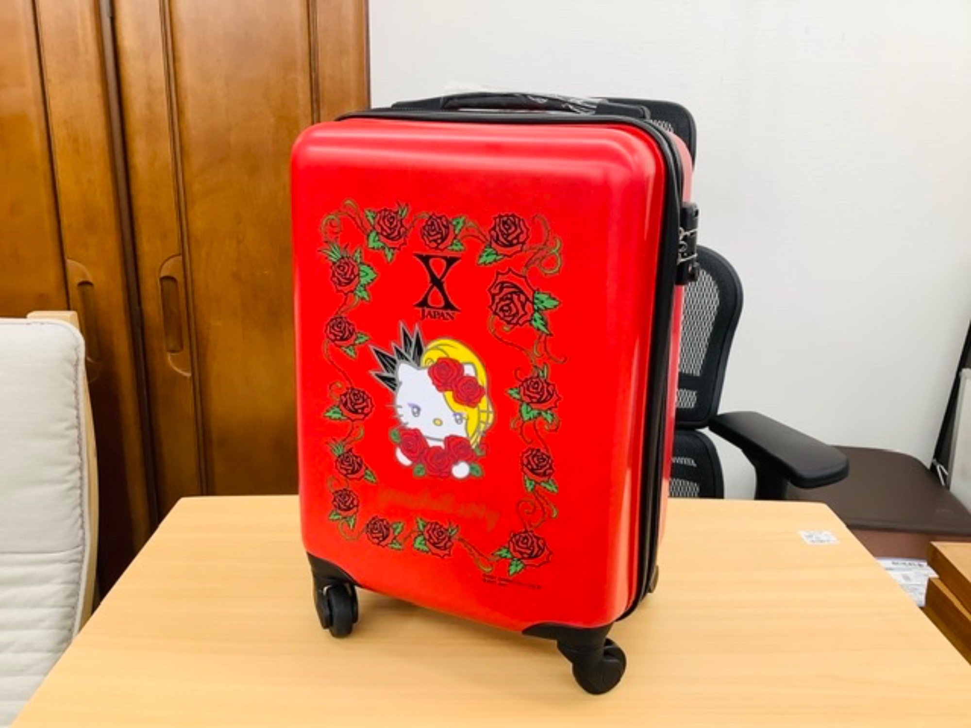 X JAPANとハローキティのコラボしたキャリーケースが入荷！｜2022年12