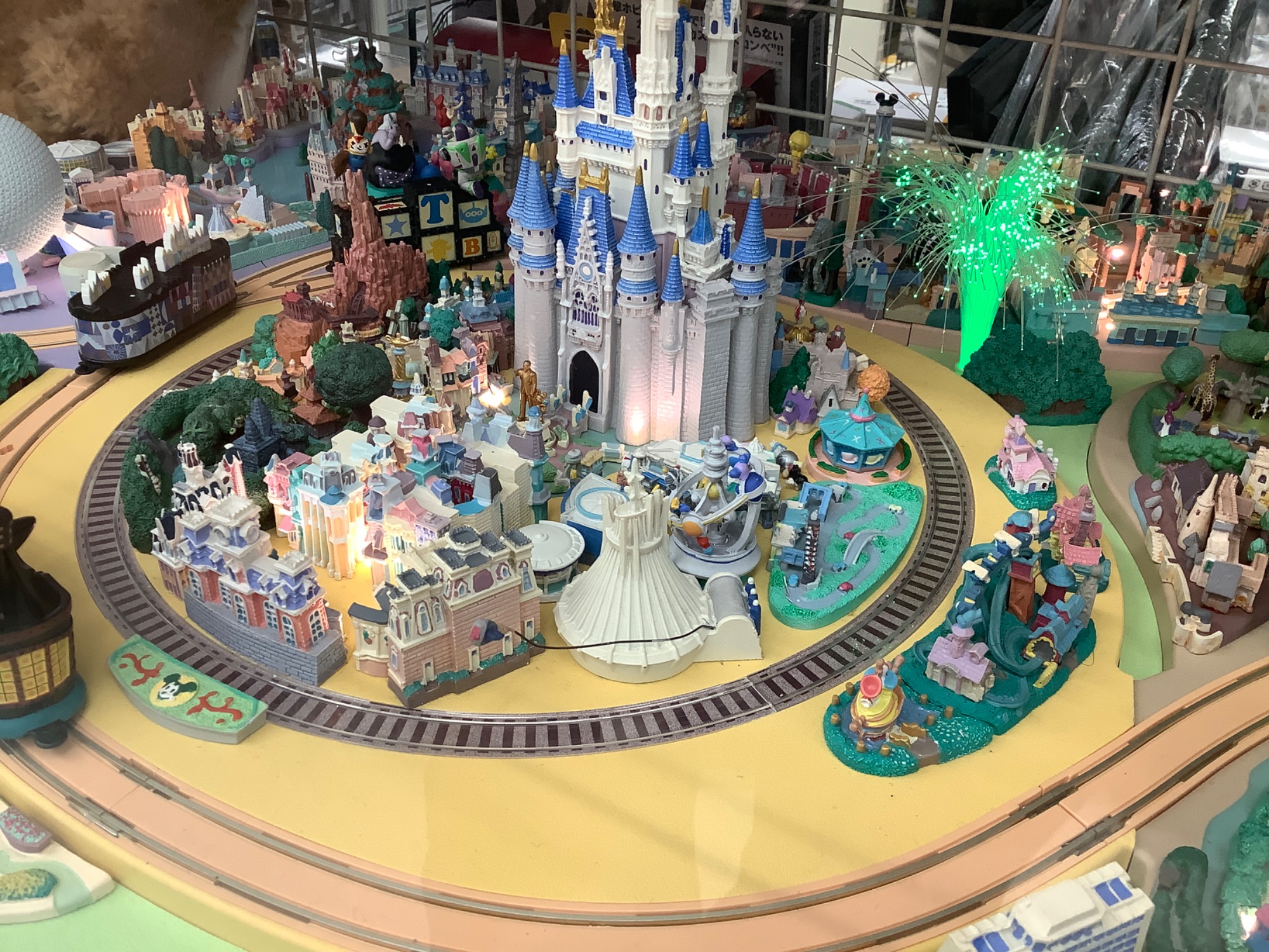 ディズニーグッズまとめ売り 3月終了のTDSショー「ファンタズミック！」グッズ登場！ アプリ