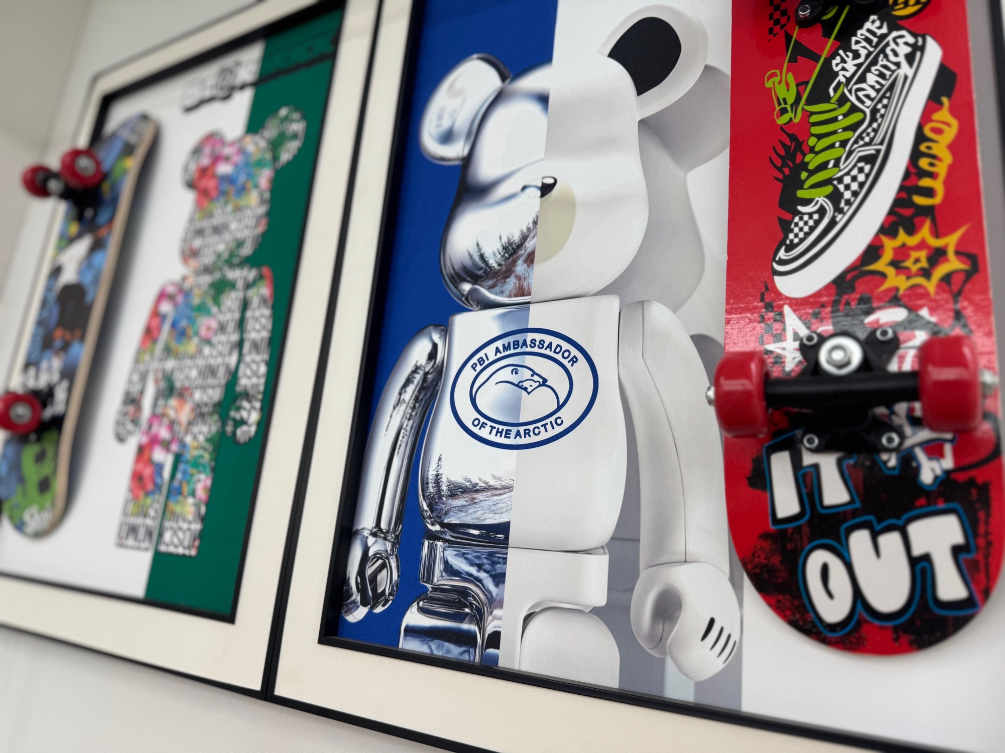 木枠付きキャンバスアート　ブランドオマージュアート　アートパネル　ベアブリック BE@RBRICK】枠から飛び出す！ベアブリックのアートパネルが2点