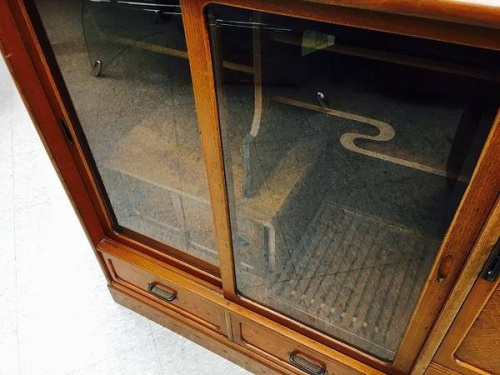 食器棚のレトロ