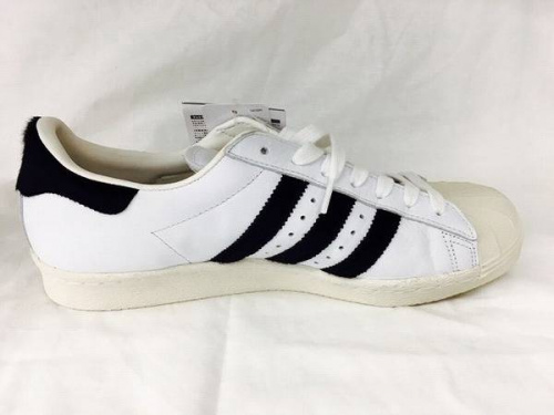 シューズのアディダス（adidas）