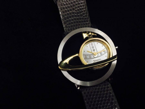奇抜で美しいデザイン！Vivienne Westwood サークルORBウォッチ
