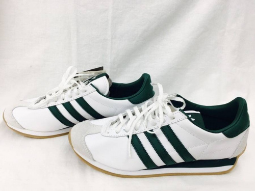 スニーカーのアディダス（adidas）