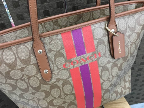 シグネチャーのトートバッグ