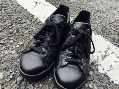 スニーカーのアディダス（adidas）