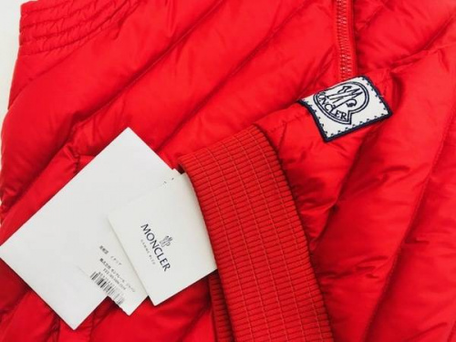 ダウンベストのモンクレール（MONCLER）