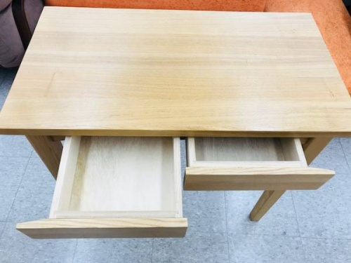 家具のテーブル