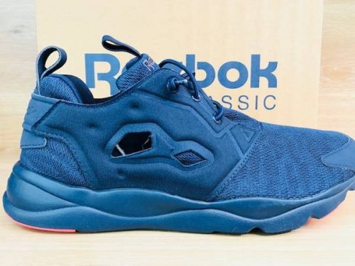 スニーカーのREEBOK