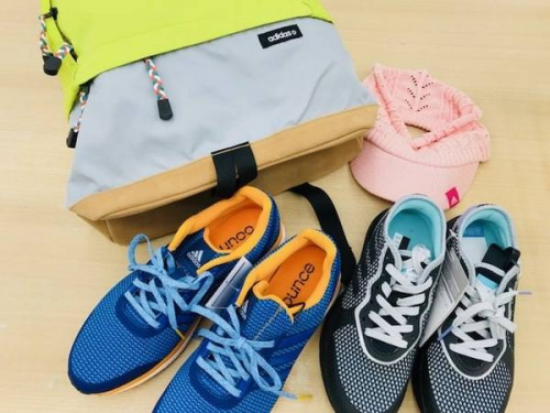 スポーツウェアのアディダス（adidas）