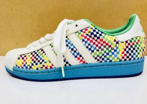 スニーカーのアディダス（adidas）