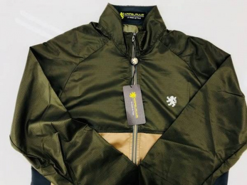 パーカーのウインドブレーカー