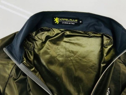 ウインドブレーカーのKAPEL MUUR