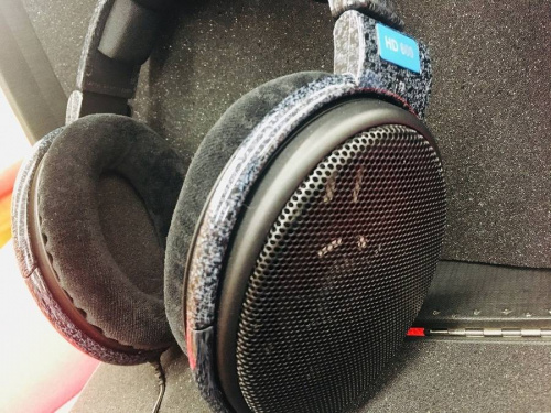 ヘッドフォンのSENNHEISER