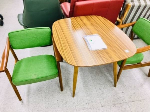 生活家具のテーブル