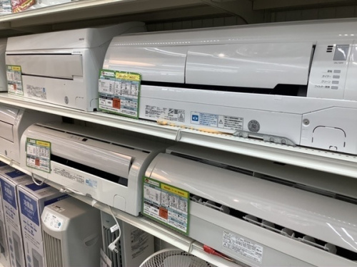 エアコンの大量展示