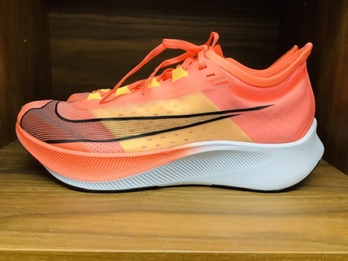 スニーカーのランニングシューズ