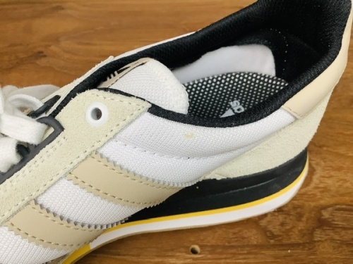 スニーカーのadidas　アディダス