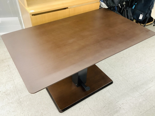 生活家具のテーブル