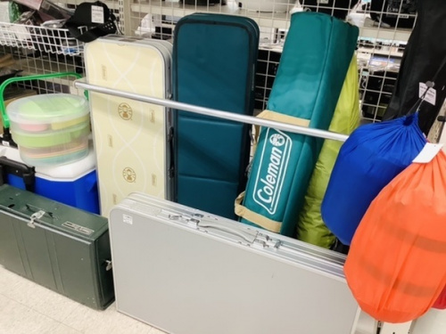 キャンプ用品のアウトドアテーブル