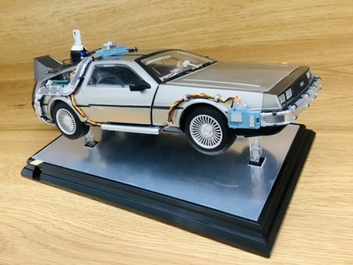 模型のデロリアン