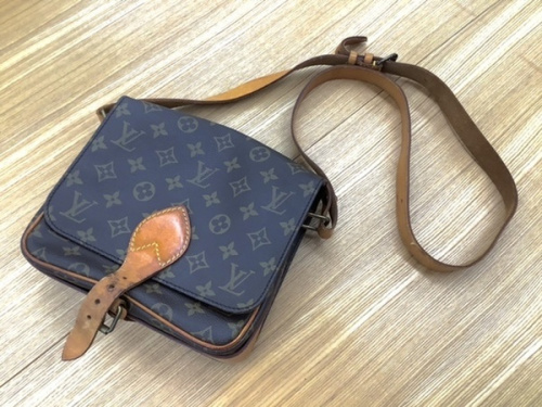 LOUIS VUITTONのショルダーバッグ