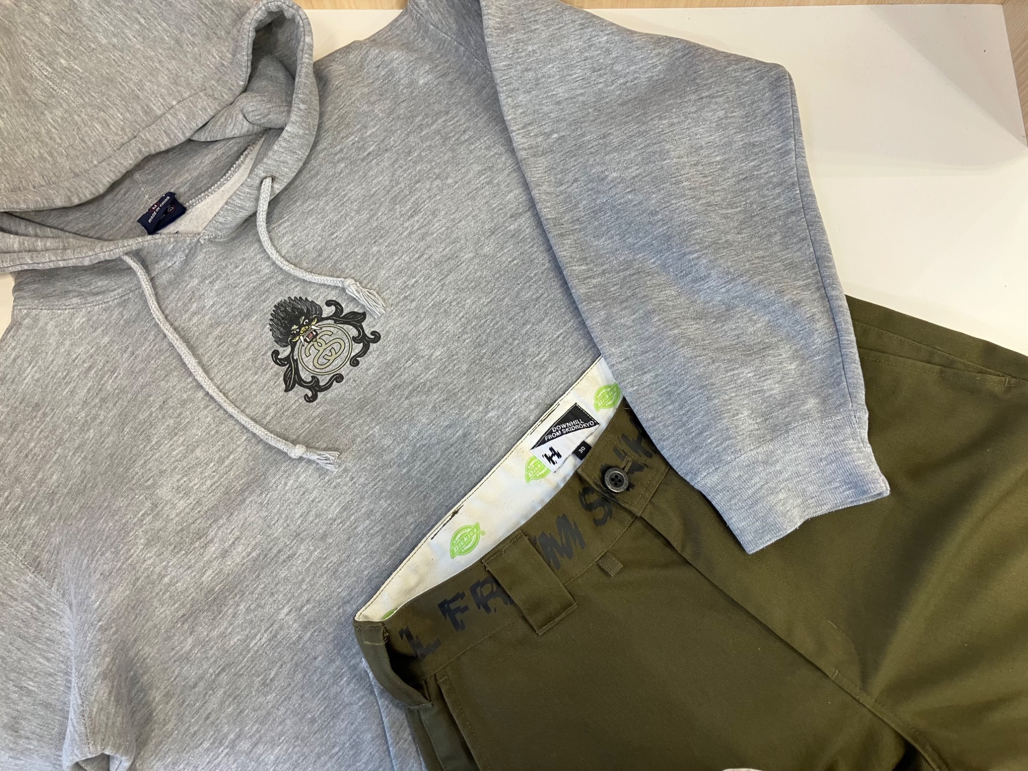 【超希少モデル】ステューシー　バックビッグプリント　ドラゴン　パーカー 入手困難 stussy（ステューシー）ドラゴンプリントパーカーのご紹介になり