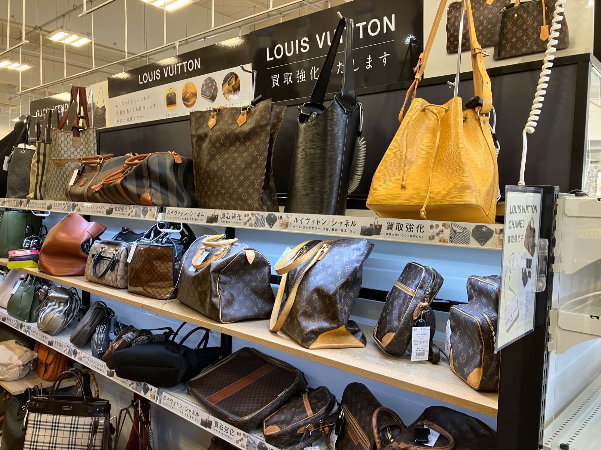 LOUIS VUITTON(ルイ・ヴィトン)ショルダーバッグのご紹介になります