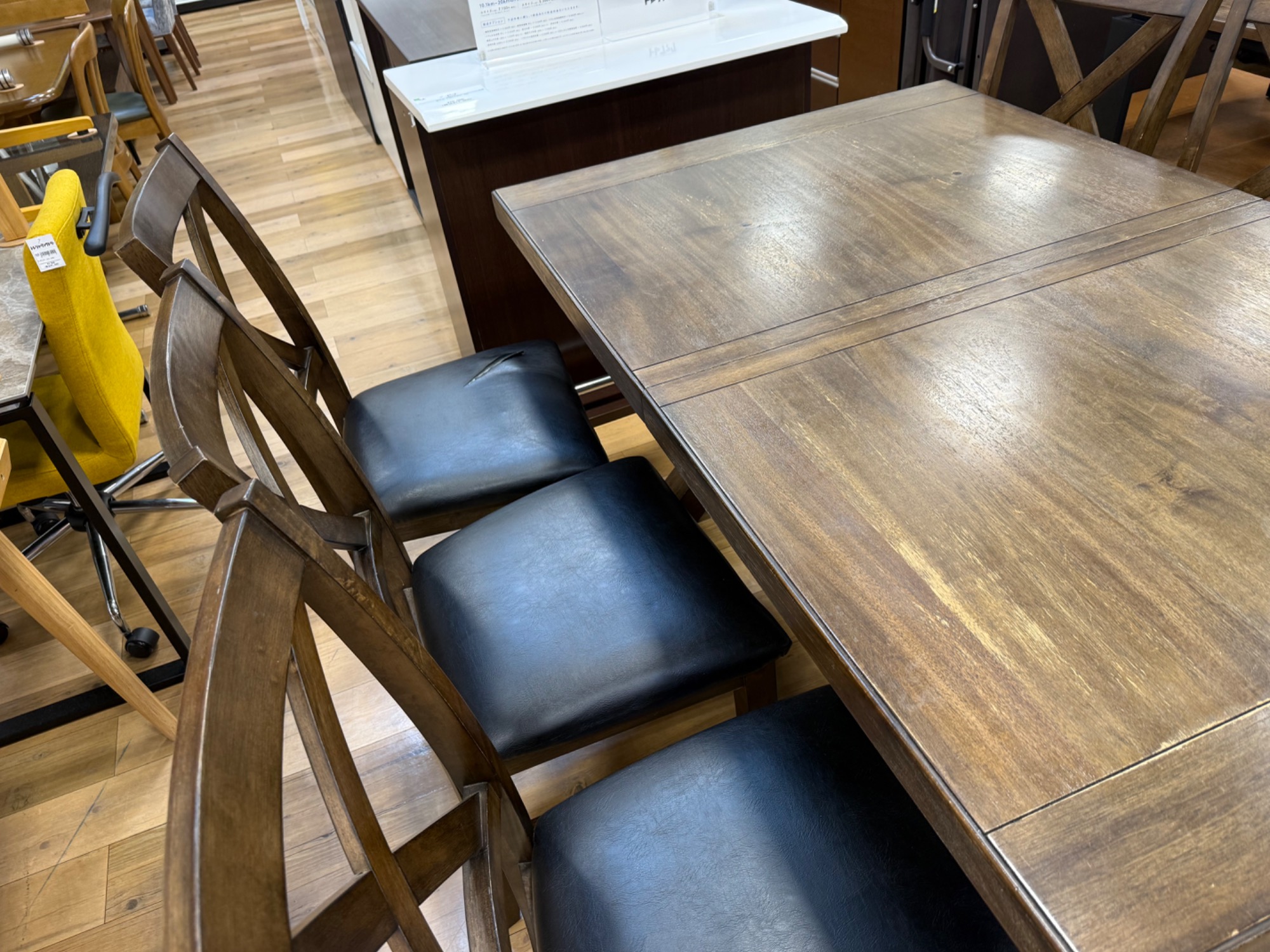 bayside furnishingsからダイニング7点セットのご紹介になります 