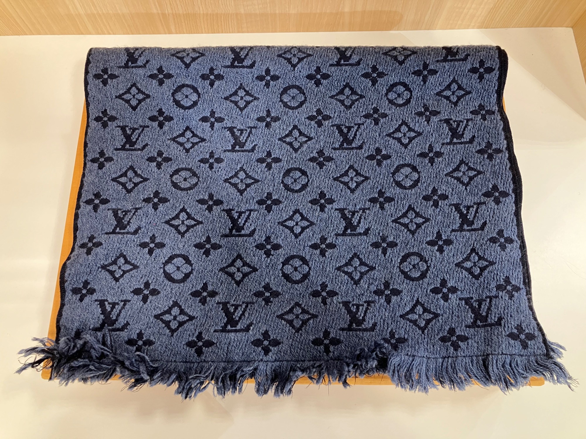 LOUIS VUITTON スタッズ付きマフラー LOUIS VUITTONからマフラーのご紹介になります！｜2025年10月30