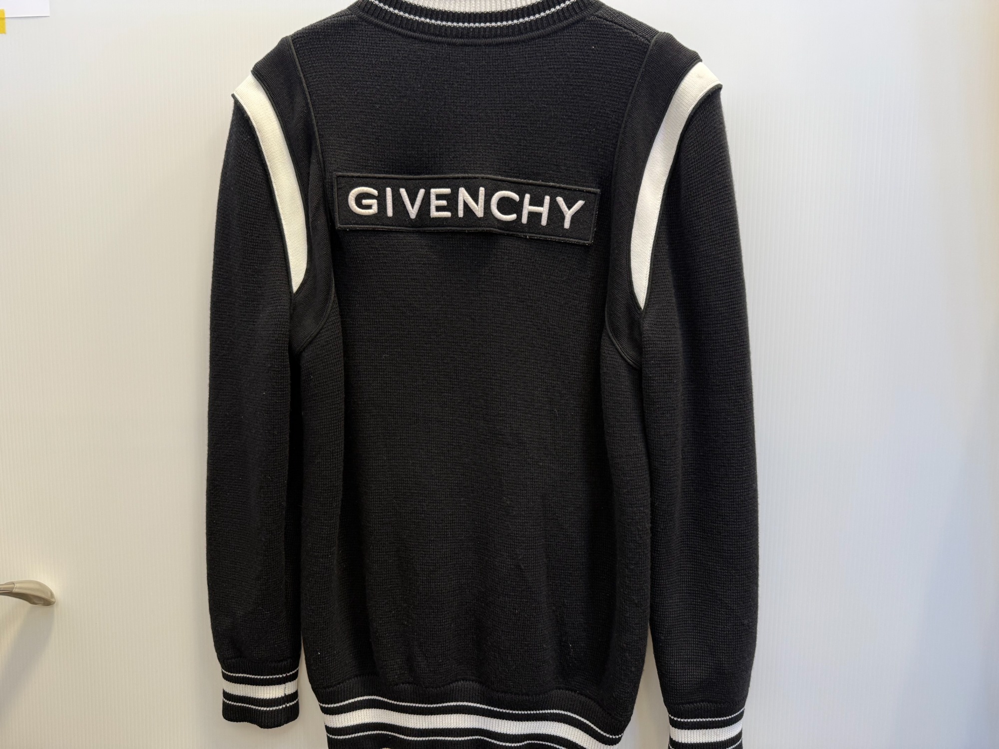 GIVENCHYからロゴワッペンニットテディブルゾンのご紹介になります