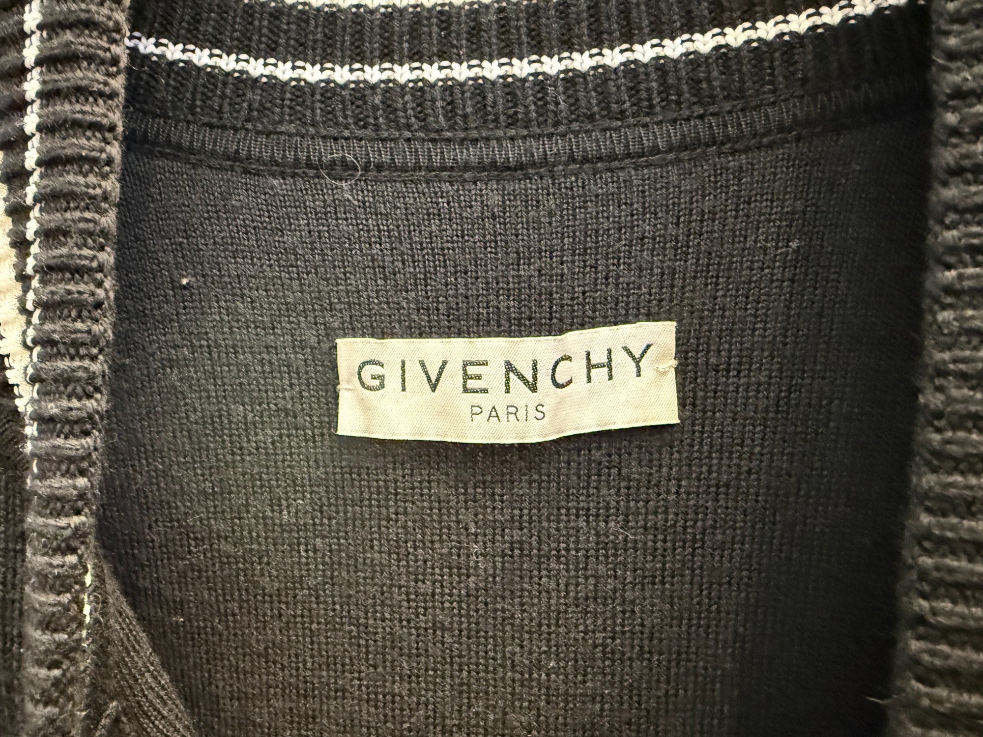GIVENCHYからロゴワッペンニットテディブルゾンのご紹介になります
