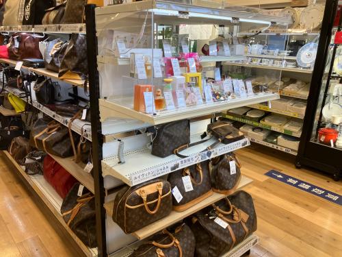 LOUIS VUITTON からジッピーウォレットヴェルティカルのご紹介になり LOUIS VUITTON からジッピーウォレットヴェルティカルのご紹介になり